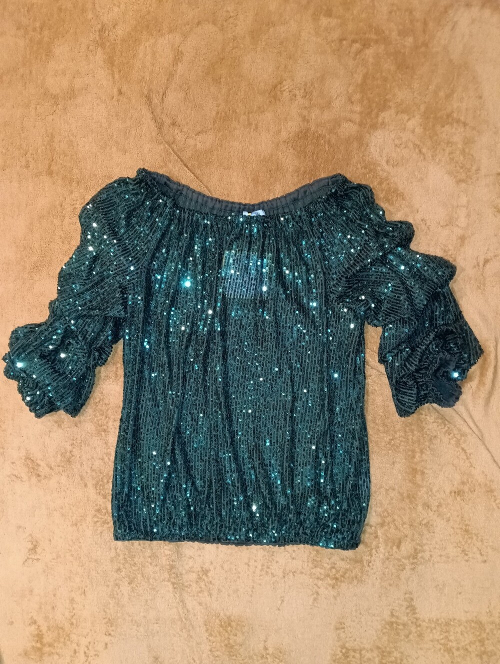 NWT. CeCe Emerald Sequin Off-Shoulder Ruffle Sleeve Top - Picture 4 of 6